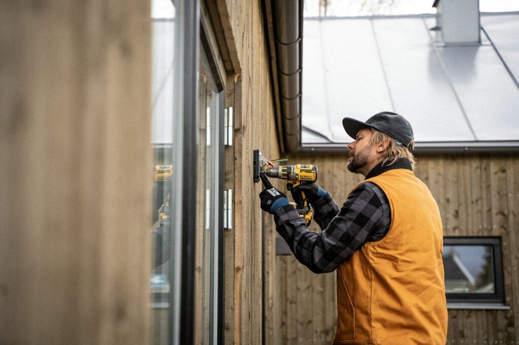 Handwerker bei der Arbeit am Fenster