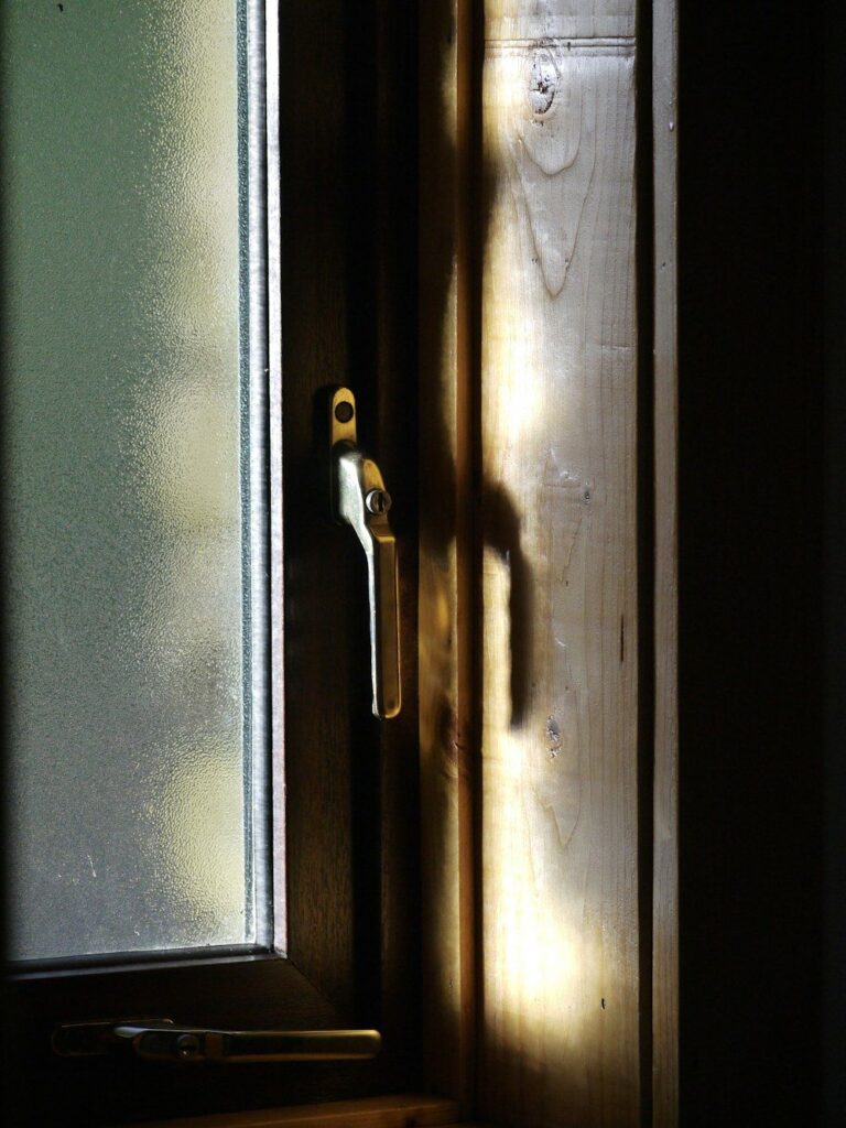 Fenstergriff an einem geschlossenen Fenster