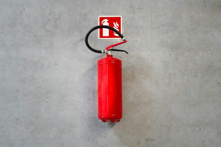 Feuerlöscher an einer Wand
