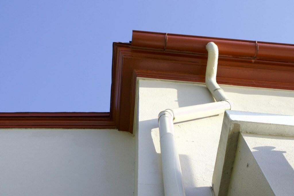 Dachrinne und Fallrohr an einem Haus