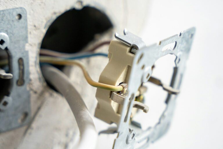 Offene Unterputzdose mit Elektroleitungen
