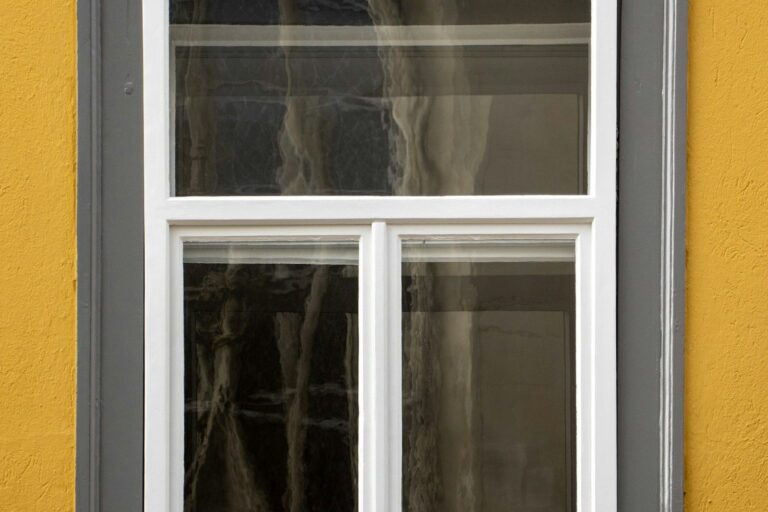 Weißes Fenster in einer verputzten Fassade