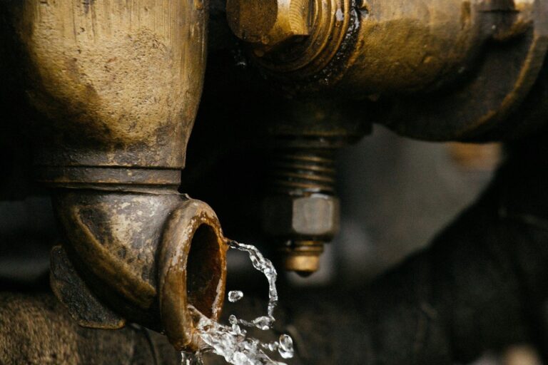 Messingarmatur an einer Wasserleitung